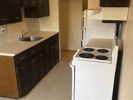 $2,175/ 1br - A large corner suite