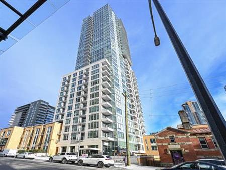 Brand new and Luxury 1 bed room near skytrain to Rent