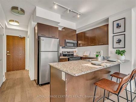 Living Arts Dr./Prince of Wales Dr. Bright 1Bdrm +Den Modern Kitchen