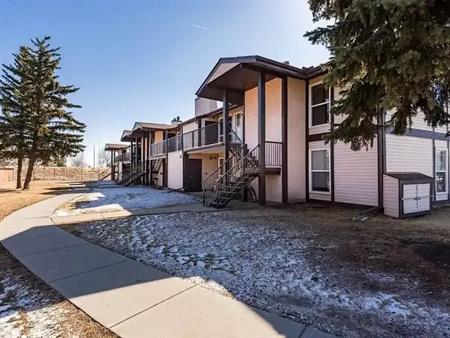 HUGE 2 BEDROOM +DEN W/EXCELLENT LOCATION ! | 2204 118 St NW, Edmonton