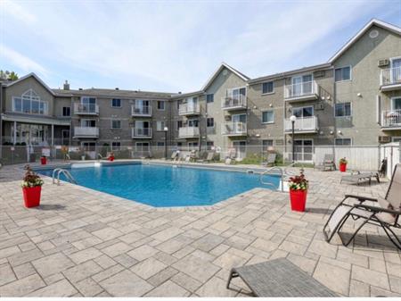 Charmant petit condo 3 et demi, piscine, gym, rez de chaussée, accès facile autoroute 40, lachenaie, Terrebonne, Charlemagne