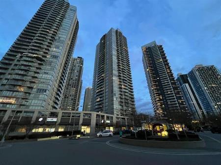 **Next to King George Skytrain! Beautiful Apartment Infinity Towers