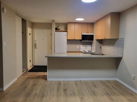 $2,000 Renovated quiet Studio in downtown Vancouver