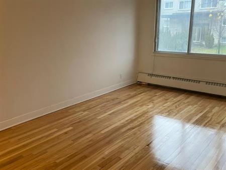 Spacious Apt – Quiet Côte Saint-Luc Area