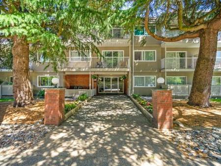 Cozy Top floor Apartment in the heart of Tsawwassen