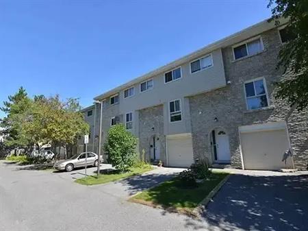 Creekside Townhomes | 570 Waverly Street N, Oshawa