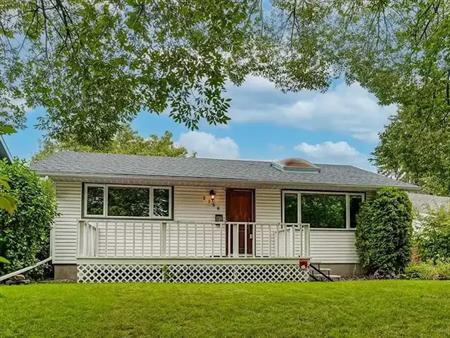 Bright & Beautiful 2 Bed/2 Bath Home w/ Renovated Double Garage | 2756 Grant Crescent Southwest, Calgary