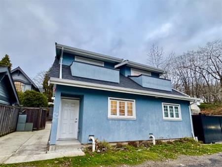 3bd/3 bath south facing newer laneway house