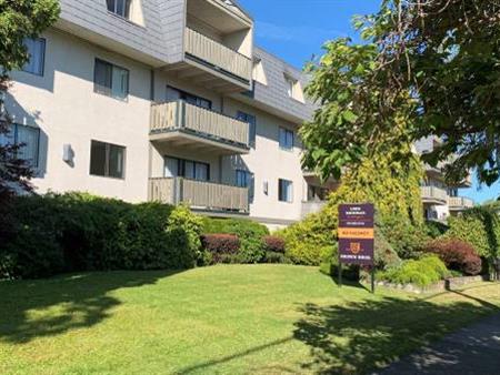 2 bedroom Corner Unit in James Bay