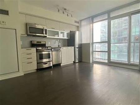 QUEEN WEST 2 BEDS 2 BATHS CONDO