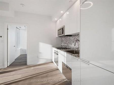 Yonge & Churchill-Modern Luxurious 1Bdrm+Den 1Bath 1Parking+Locker