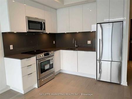 Yonge/Richmond E-Luxurious Modern 1Bdrm & Den 1Bath