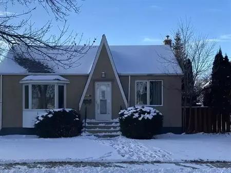 ** DON'T MISS ** North Kildonan  Pet Friendly 2 Bedroom + Den House, AC, Fenced Back Yard, Single Garage, extra parking | 228