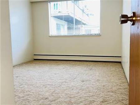 SPACIOUS 1 BDR APT NEAR METROTOWN & TRANSIT WITH HALF SECURITY DEPOSIT