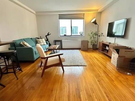 Top floor Spacious 1 BED-RM SUITE/1 BATH - Feb'1st