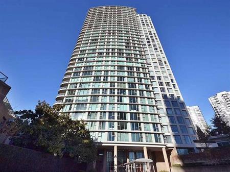 Bright and Spacious 1Bed 1Bath plus Den at LANDMARK 33