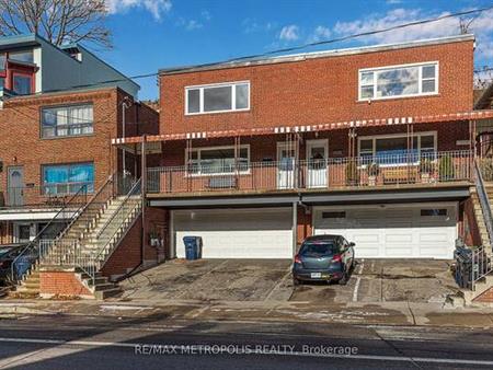 WYCHWOOD UPPER LEVEL 2 BEDS 1 BATH RENOVATED PARKING INCLD