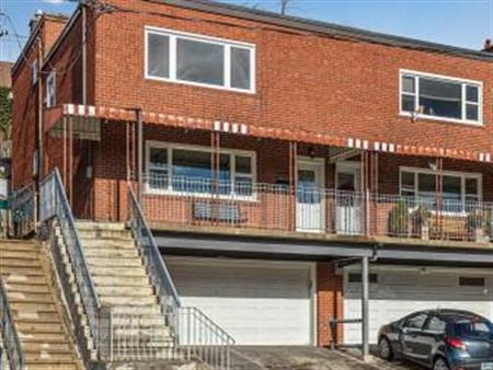 2 bedroom 1 bathroom upper duplex apartment in Wychwood