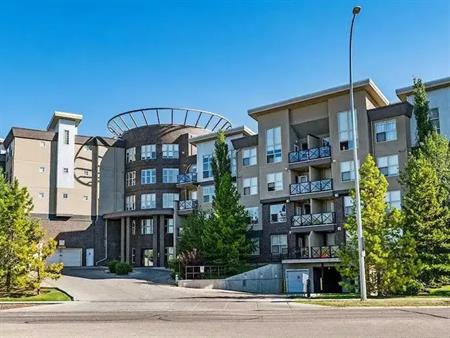 2 Bedroom, 2 Bathrooms + Den condo - walking distance to Crowfoot Statiion | 88 Arbour Lake Road Northwest, Calgary