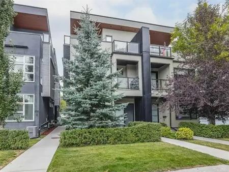 Modern 3-Bedroom plus loft Townhome in Bridgeland | Calgary