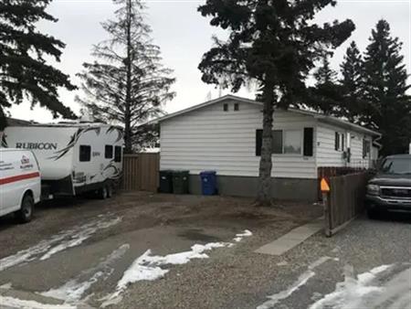 Full house fenced yard | 128 Huntwell Road Northeast, Calgary