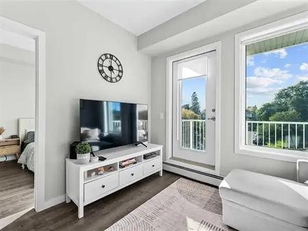 1-Bdrm Condo in Inglewood - Pet-Friendly, Ensuite Laundry & Convenient Amenities | 1605 17 Street Southeast, Calgary