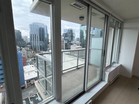 Stunning View Suite 450 sq ft | The Hudson - Granville & Georgia