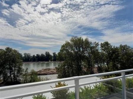 RIVER DISTRICT - 2Bed+Den 2Bath 1Parking HUGE Patio 1 EV Parking SW