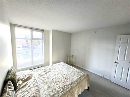 This bright and spacious 1 bedroom + den with in-suite Laundry (R0044)