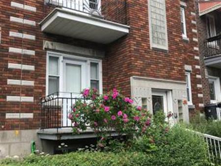 Montreal - 2 Bedroom - Lower Duplex +Private Backyard