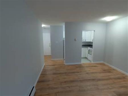 $1,950 / 1br - Beautiful, spacious fully renovated 2nd level suite