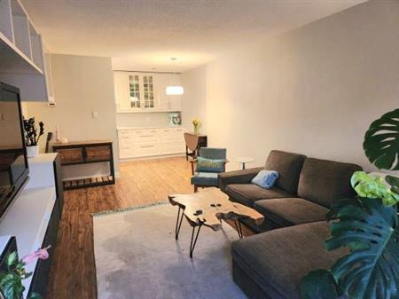 Spacious 1 bedroom, a block to Kits beach