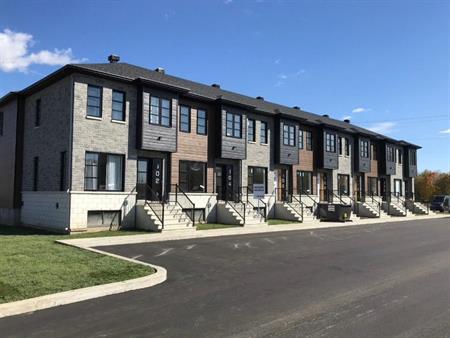 Maisons de ville à louer (2 chambres, 2 salles de bain)