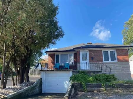 Spacious and Modern 3 Bedroom, 3 Bathroom House for Rent in Niagara Falls | 4193 Portage Road, Niagara Falls