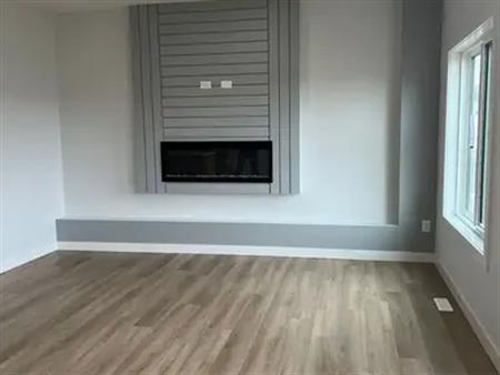 4 Rooms House with 2.5 Beds for Rent in Stillwater Edmonton | Edmonton