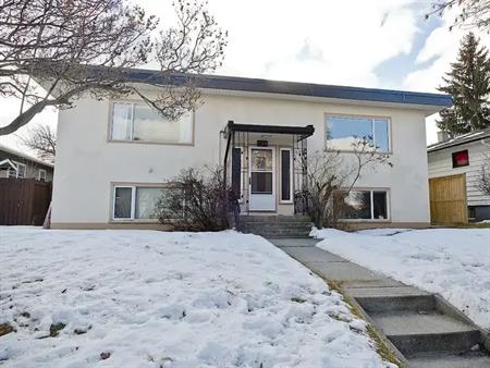 Mount Pleasant 2 Bedroom Duplex ** 1 Month Free Rent ** | 729 25 Ave NW, Calgary