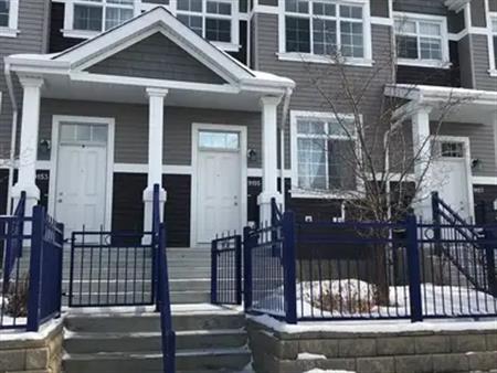 Spacious 3 Bed 2.5 Bath Townhouse *Double Garage*Plenty of Storage* | 9155 Shaw Way Southwest, Edmonton