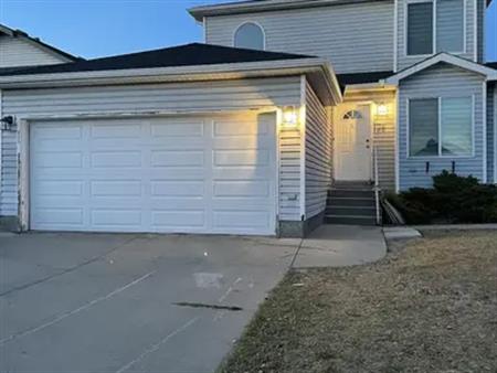 *New Renovation* 3 Bedroom 2.5 Bathroom Double Garage Backing Green Space House | 126 Saratoga Close Northeast, Calgary