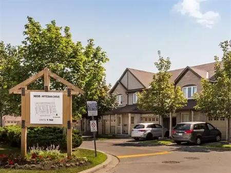 Daniels Gateway, Chartwell | 3035 Artesian Dr, Mississauga