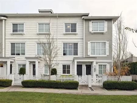 Beautiful 3 Beds 3 Baths Townhouse in White Rock | Surrey