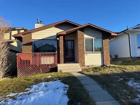 Charm and elegance 4-bedroom house in the desirable community Beddington | 16 Beaconsfield Road Northwest, Calgary