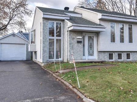 À LOUER à Bois-des-Filion – Spacieux bungalow avec garage / FOR RENT at Bois des Filion– Spacious bungalow with garage