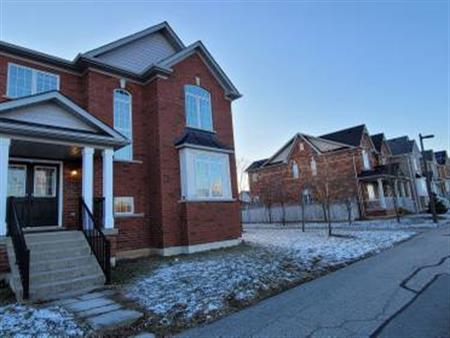 4 Bedroom 3 Bathrooms Corner House Double Garage @ Markham