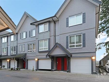 2 Bed, 2.5 Bath Townhouse in Surrey