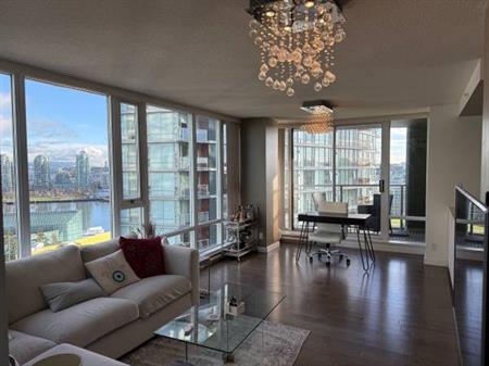 Yaletown 2 Bedroom & den at Mariner with great amenities!