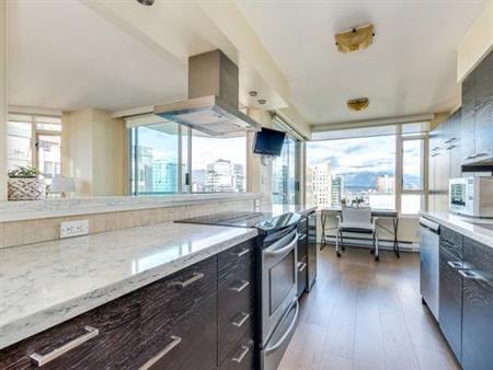 STUNNING FURN 2 bed PENTHOUSE - Hotel amenities, parking, pool, views