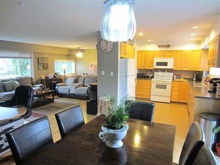 2.5 bedroom spacious upper unit