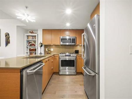 Centrally located 2 bed 1 bath with views and a/c!