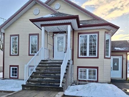 4 1/2 à louer, haut de maison avec balcon 12 x12 & 2 stationnements