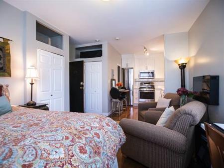 Exquisitely furnished Studio apartment in Kitsilano